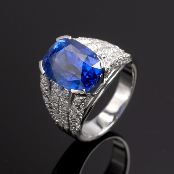 10,37 ct Sapphire Pavé Ring