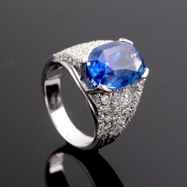 10,37 ct Sapphire Pavé Ring