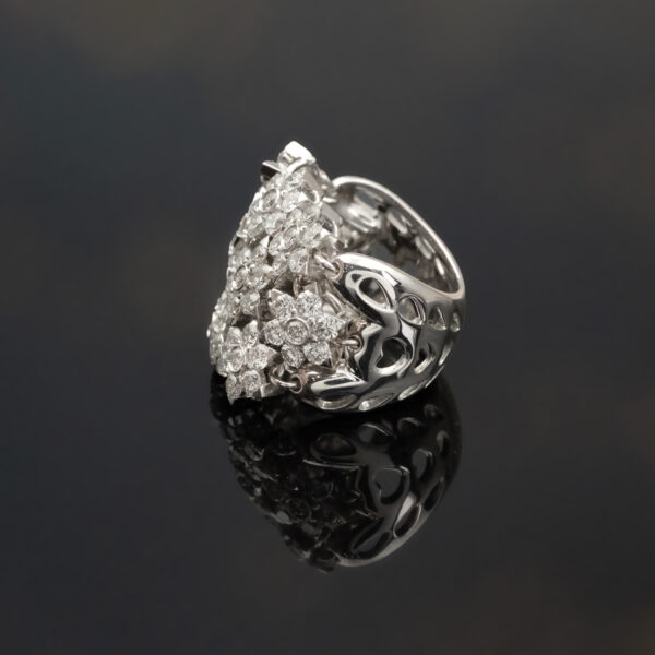 gold-floral-side-view-ring-claris-a.jpg Diamond floral mesh ring in 18K white gold with individually mounted diamond flowers and heart-shaped cut-outs by Claris-A.