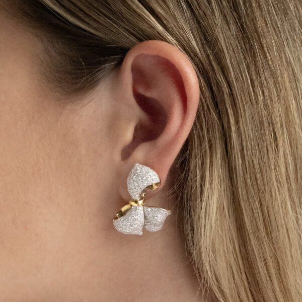 diamond-ribbon-earrings-claris-a.jpg Diamond ribbon earrings in 18K yellow gold shaped as sculpted bows pavé-set with brilliant-cut diamonds by Claris-A.