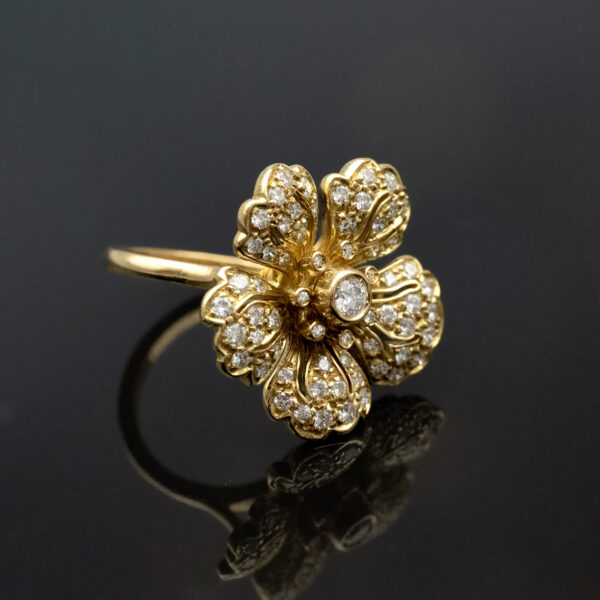 Diamond flower ring in 18K yellow gold with individually shaped diamond-set petals and a 0.15 ct center diamond by Claris-A.