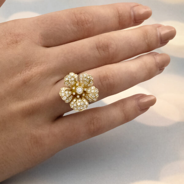 Diamond flower ring in 18K yellow gold with individually shaped diamond-set petals and a 0.15 ct center diamond by Claris-A.
