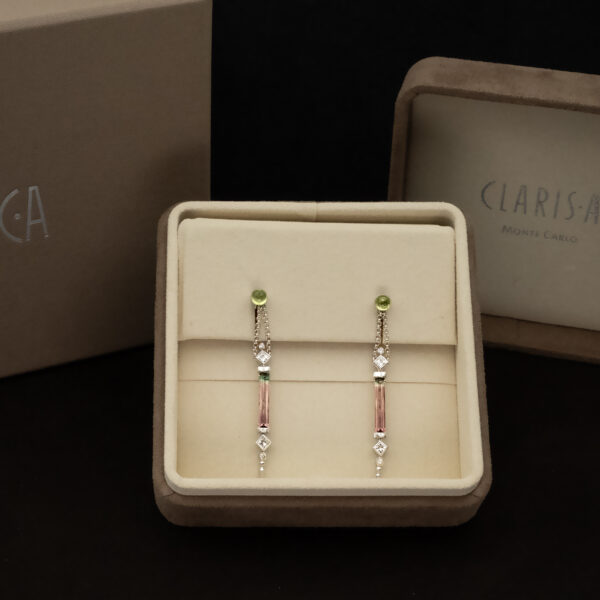 bicolor_pinktourmaline_earrings_diamonds White gold earrings with vertically set green-to-pink bicolor tourmalines framed by diamonds and suspended from chain links.