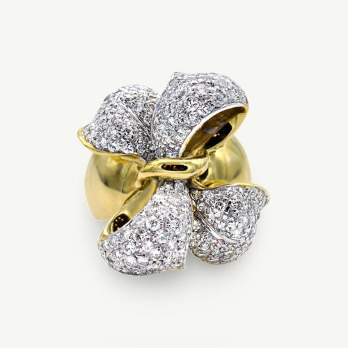 diamond-bow-ring-claris-a.jpg Diamond bow ring in 18K yellow gold pavé-set with brilliant-cut diamonds across sculpted ribbons by Claris-A.