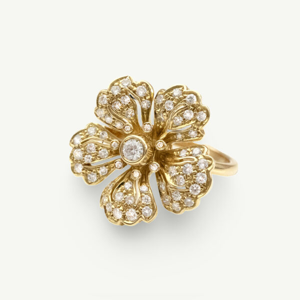 Diamond flower ring in 18K yellow gold with individually shaped diamond-set petals and a 0.15 ct center diamond by Claris-A.