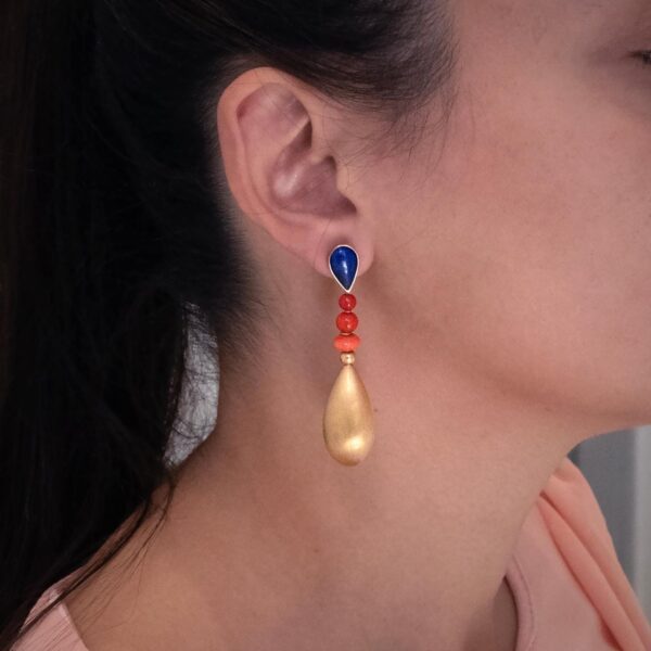 lapis-lazuli-coral-earrings-claris-a.jpg Lapis lazuli and coral earrings in 18K yellow gold with pear-shaped lapis, coral beads, and a satin-finished sculptural gold drop by Claris-A.