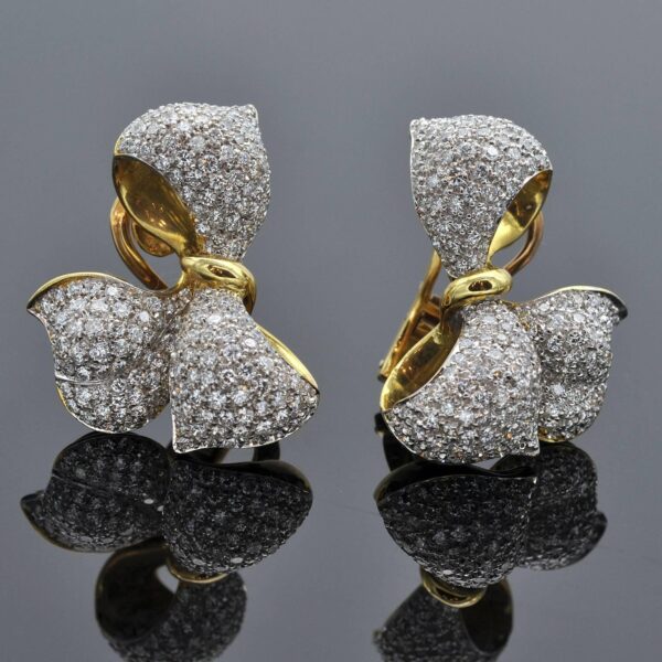 diamond-ribbon-earrings-claris-a.jpg Diamond ribbon earrings in 18K yellow gold shaped as sculpted bows pavé-set with brilliant-cut diamonds by Claris-A.