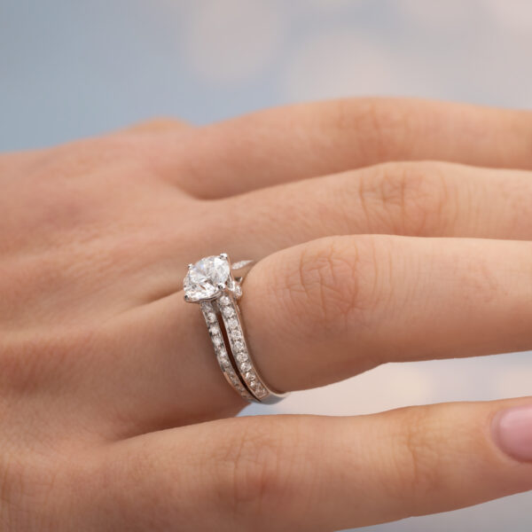 5899 18K white gold ring with a round brilliant diamond and diamond-set split shoulders
