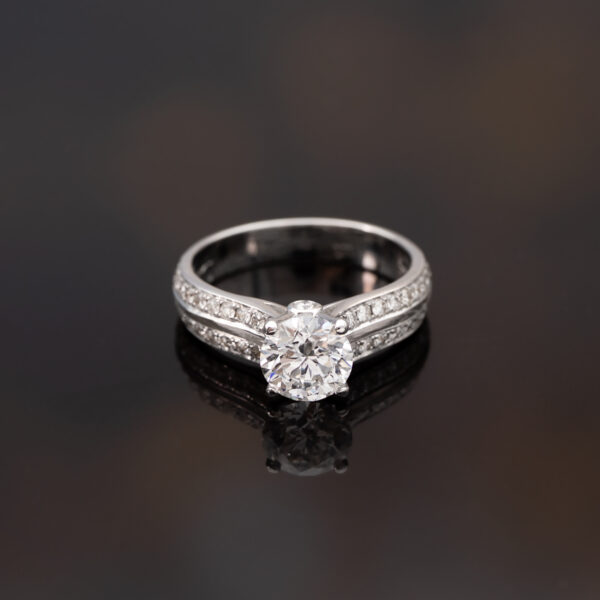 6005 18K white gold ring with a round brilliant diamond and diamond-set split shoulders