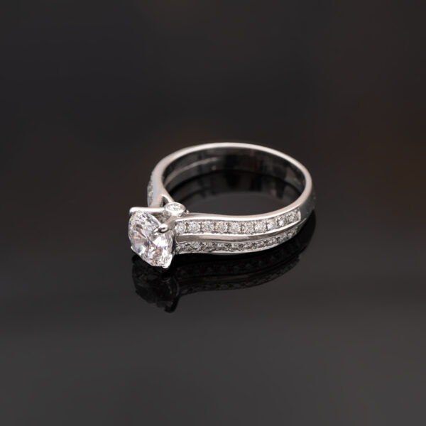 18K white gold ring with a round brilliant diamond and diamond-set split shoulders