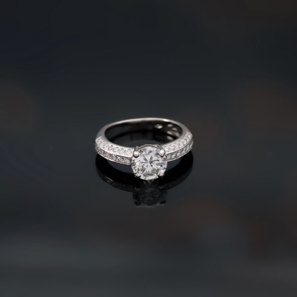 6002 copie 18K white gold diamond engagement ring with a 1.50ct round brilliant centre stone in a four-prong setting and pavé-set diamond