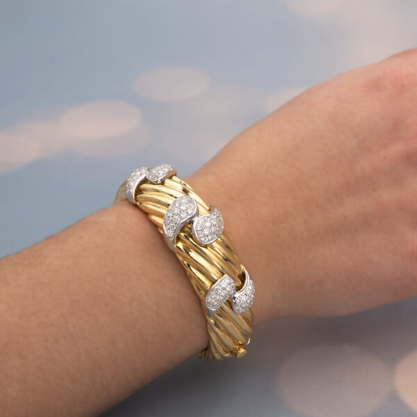 6555 Wide ribbed yellow and white gold bracelet with diamond-set teardrop motifs