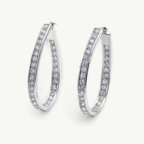Cover_ClarisA_Creolen_Hoops White gold oval hoop earrings with brilliant-cut diamonds in a single row