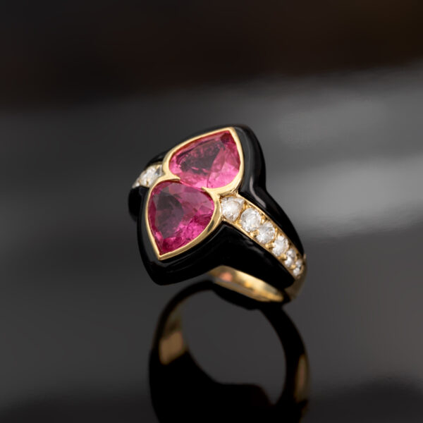 18K yellow gold ring with carved black onyx, two pear-shaped pink tourmalines and diamond-set shank