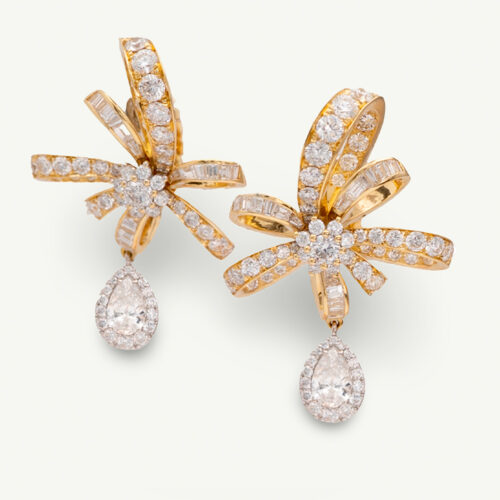 Claris-A_Cover 8K yellow gold ribbon bow earrings set with baguette and brilliant-cut diamonds, featuring pear-shaped diamond drops