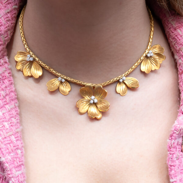 Italian 18K yellow gold floral collar necklace with woven structure and diamond-set sculpted flower motifs