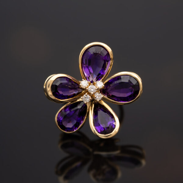 18K yellow gold flower ring set with five pear-cut amethysts surrounding a diamond-set centre.